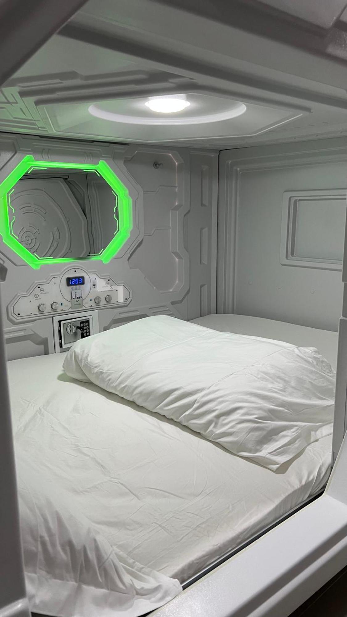 Kiwi Capsule Hotel Bangkok Exterior photo