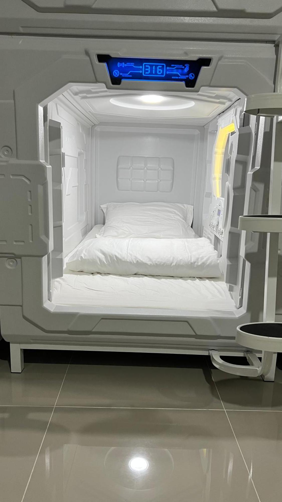 Kiwi Capsule Hotel Bangkok Exterior photo
