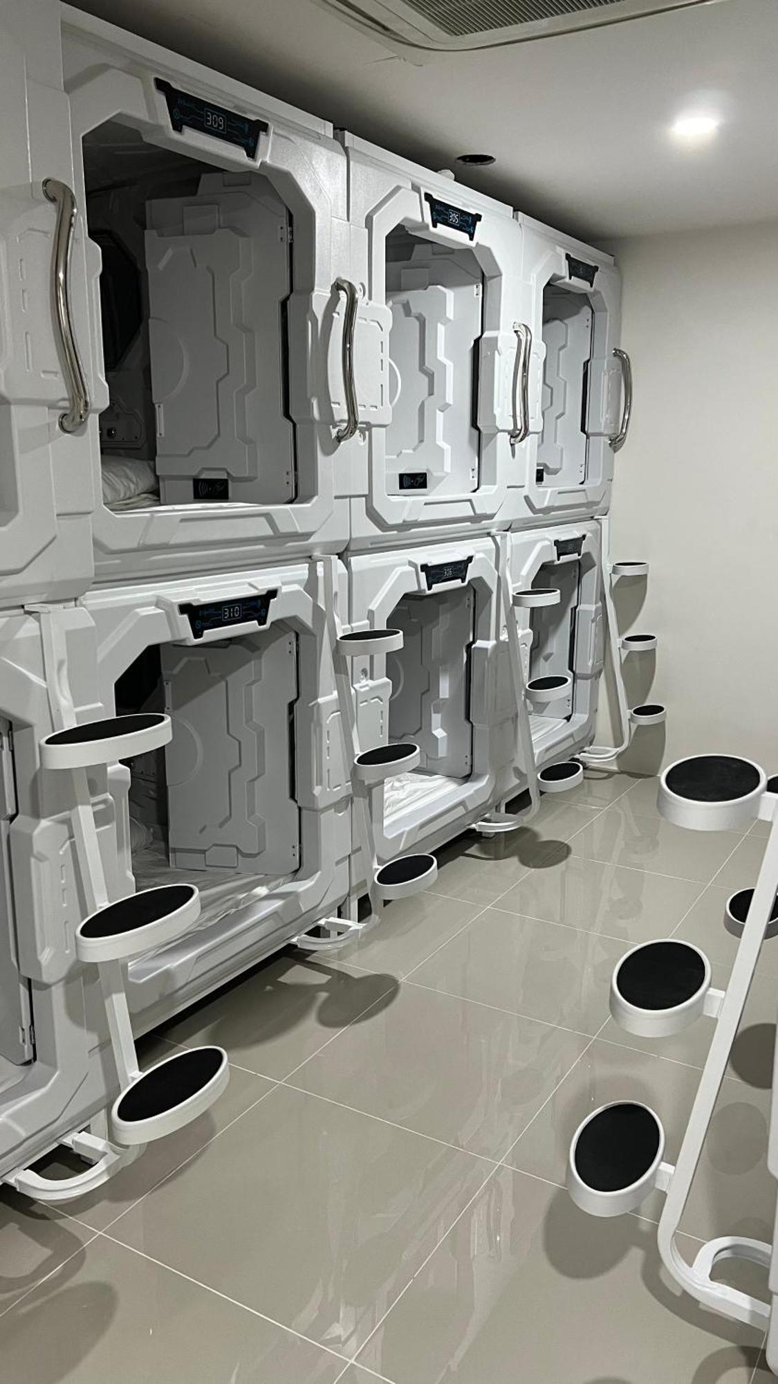 Kiwi Capsule Hotel Bangkok Exterior photo
