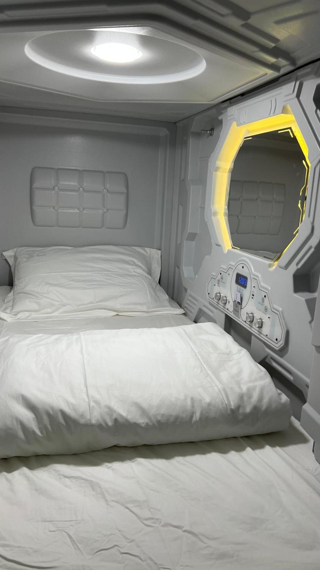 Kiwi Capsule Hotel Bangkok Exterior photo