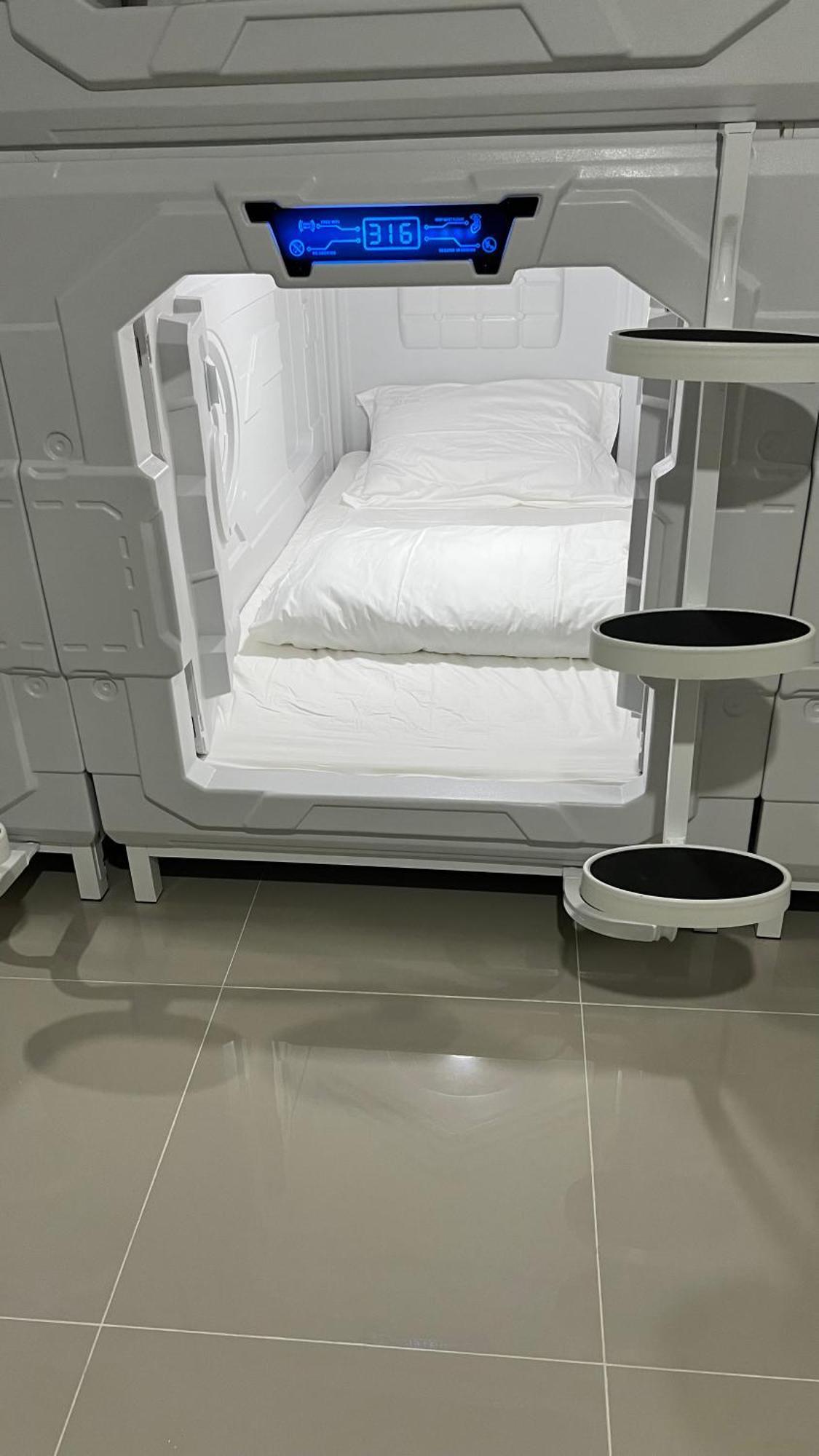 Kiwi Capsule Hotel Bangkok Exterior photo