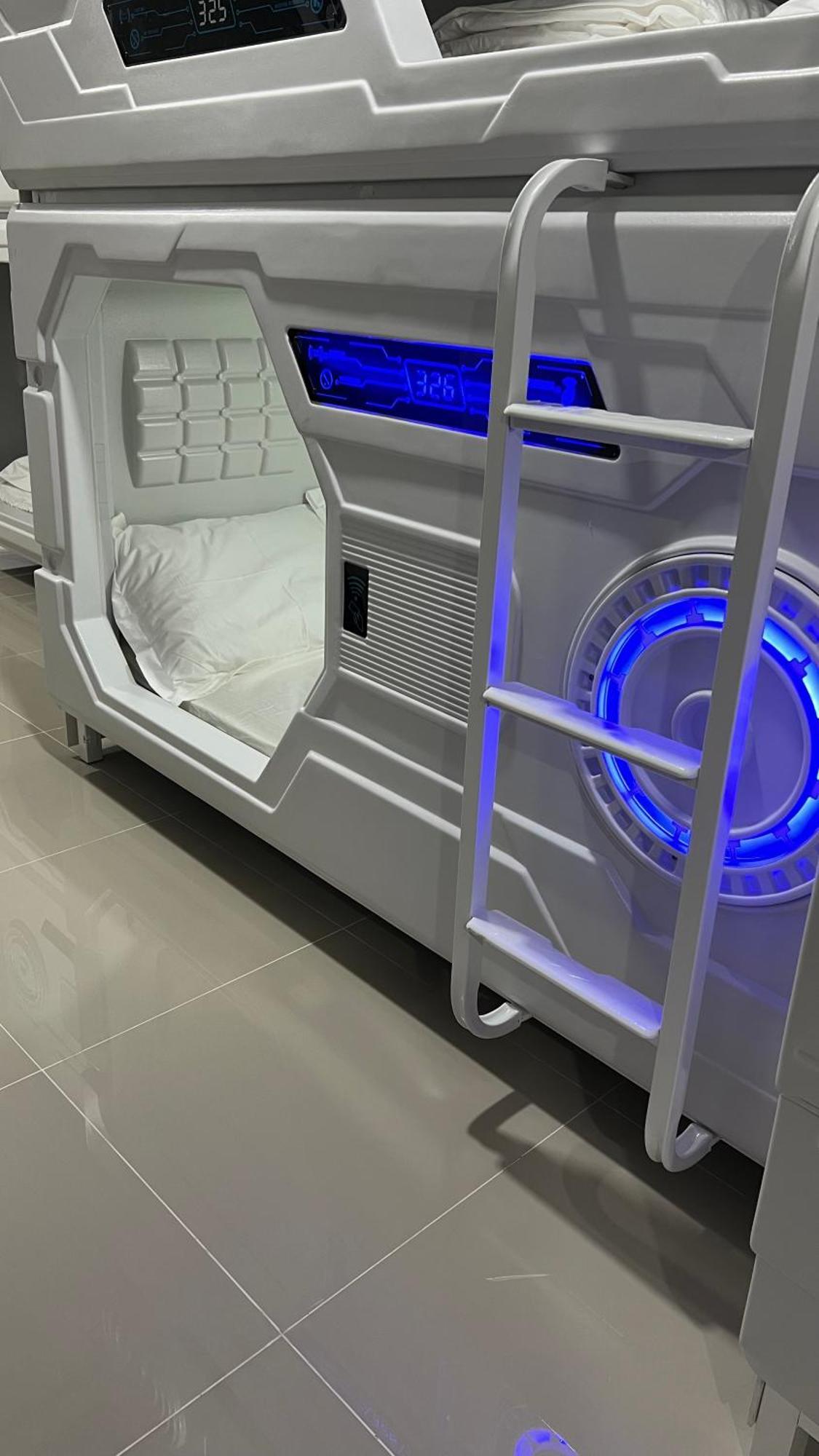 Kiwi Capsule Hotel Bangkok Exterior photo