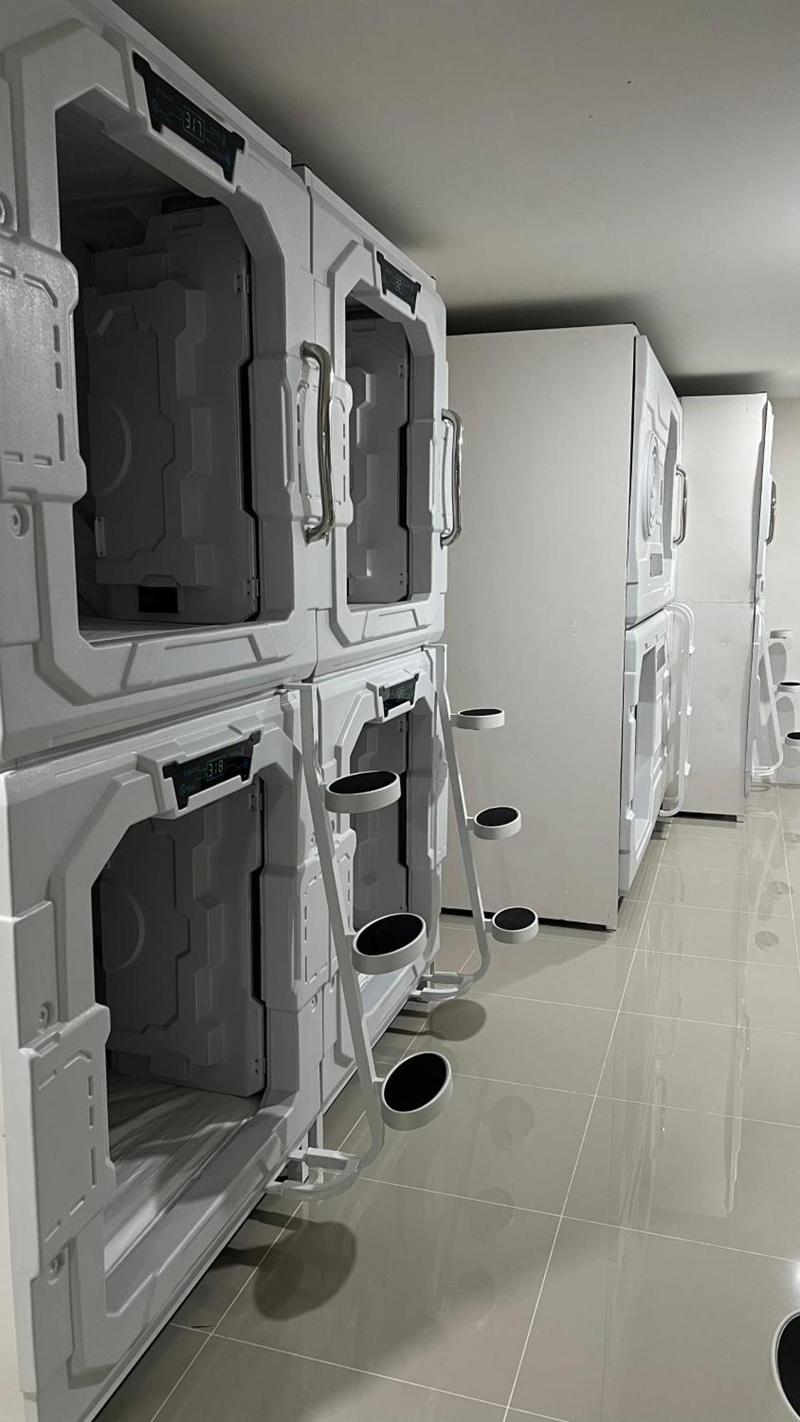 Kiwi Capsule Hotel Bangkok Exterior photo
