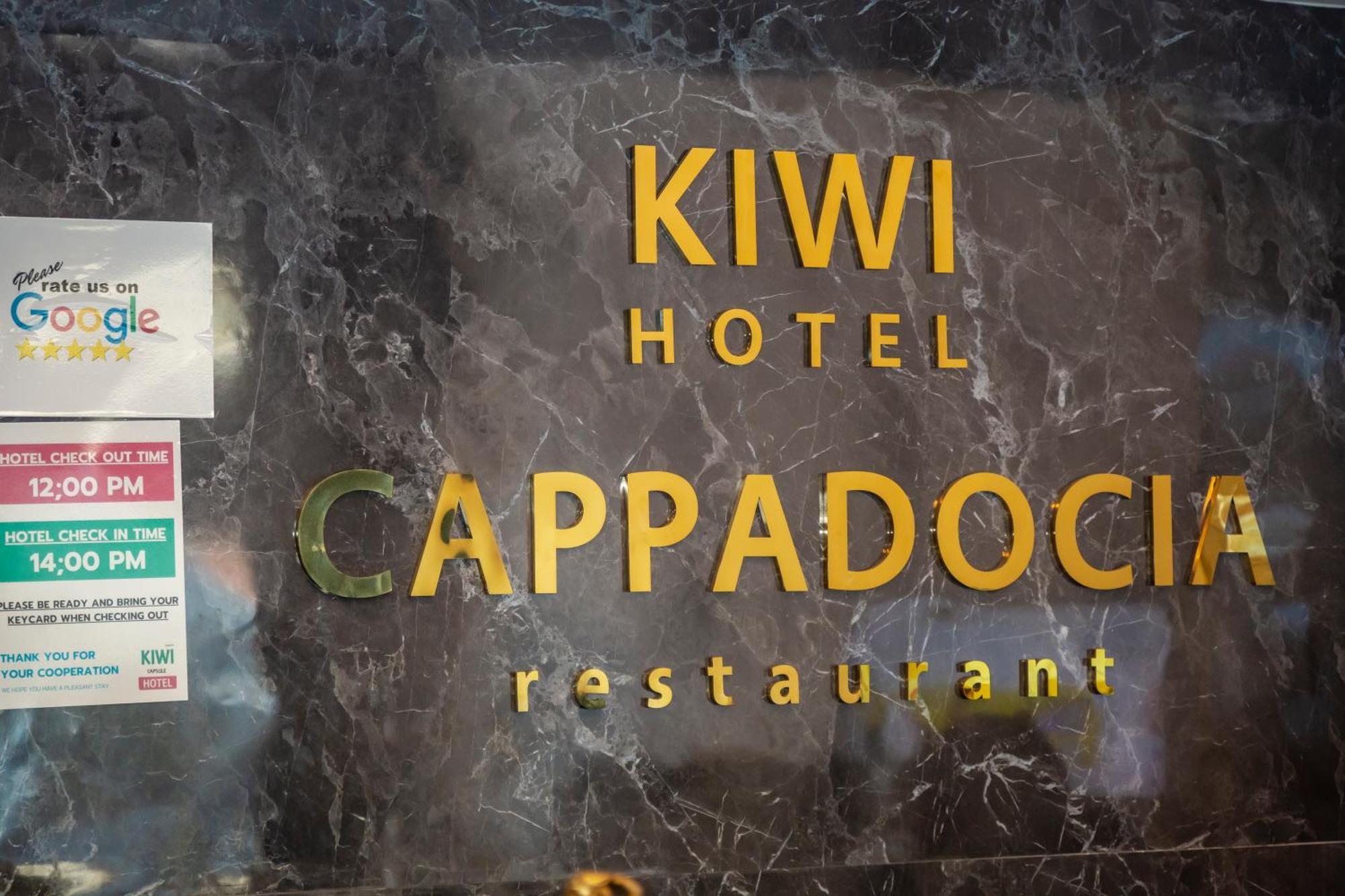 Kiwi Capsule Hotel Bangkok Exterior photo