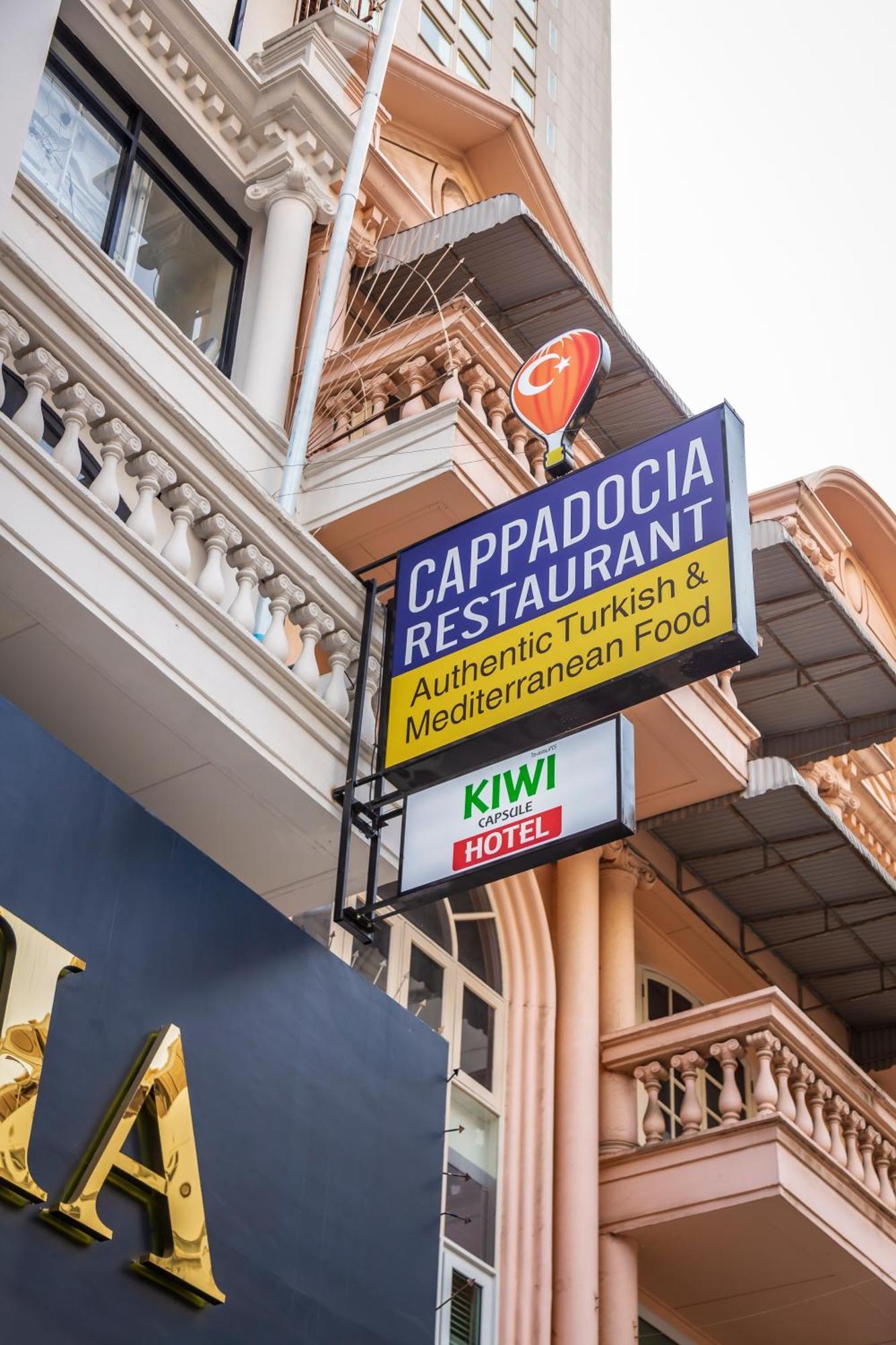 Kiwi Capsule Hotel Bangkok Exterior photo