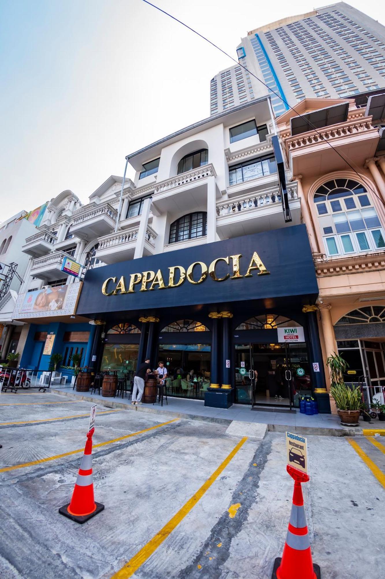 Kiwi Capsule Hotel Bangkok Exterior photo