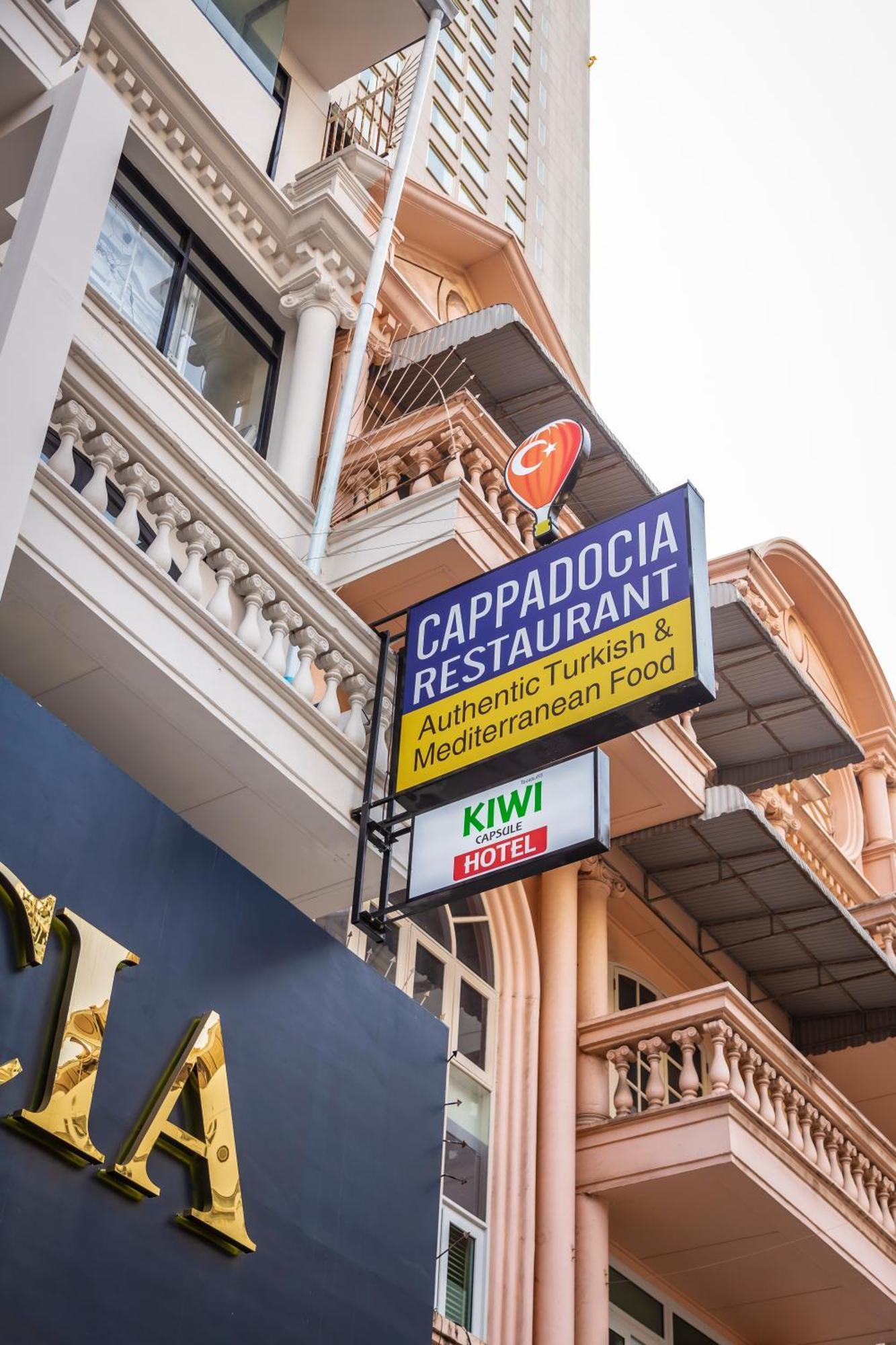 Kiwi Capsule Hotel Bangkok Exterior photo