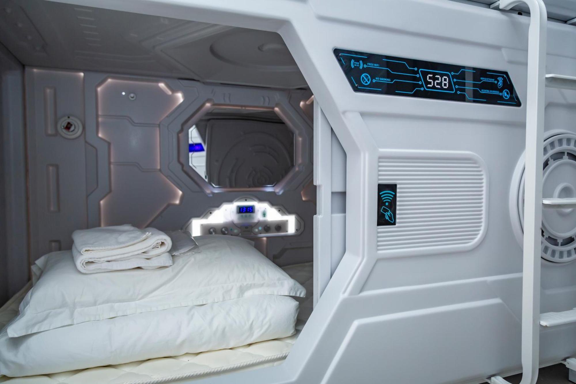 Kiwi Capsule Hotel Bangkok Exterior photo