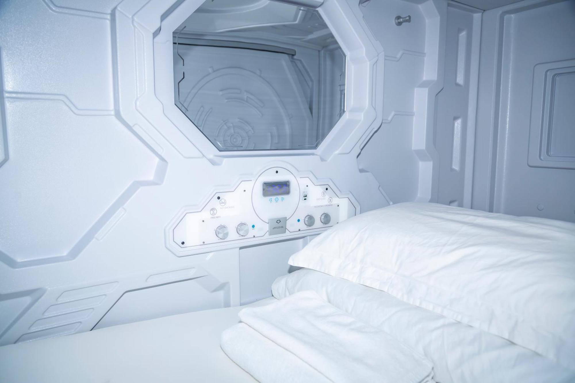 Kiwi Capsule Hotel Bangkok Exterior photo