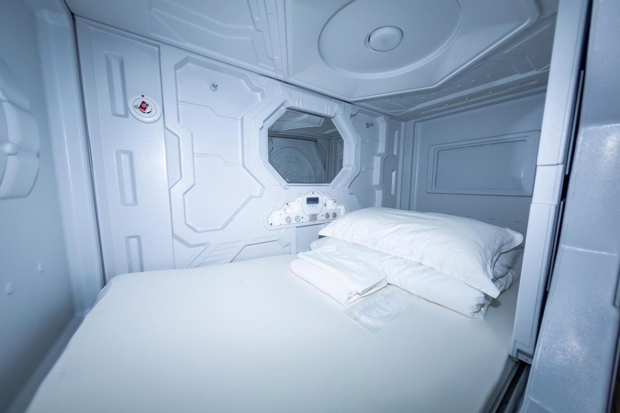 Kiwi Capsule Hotel Bangkok Exterior photo
