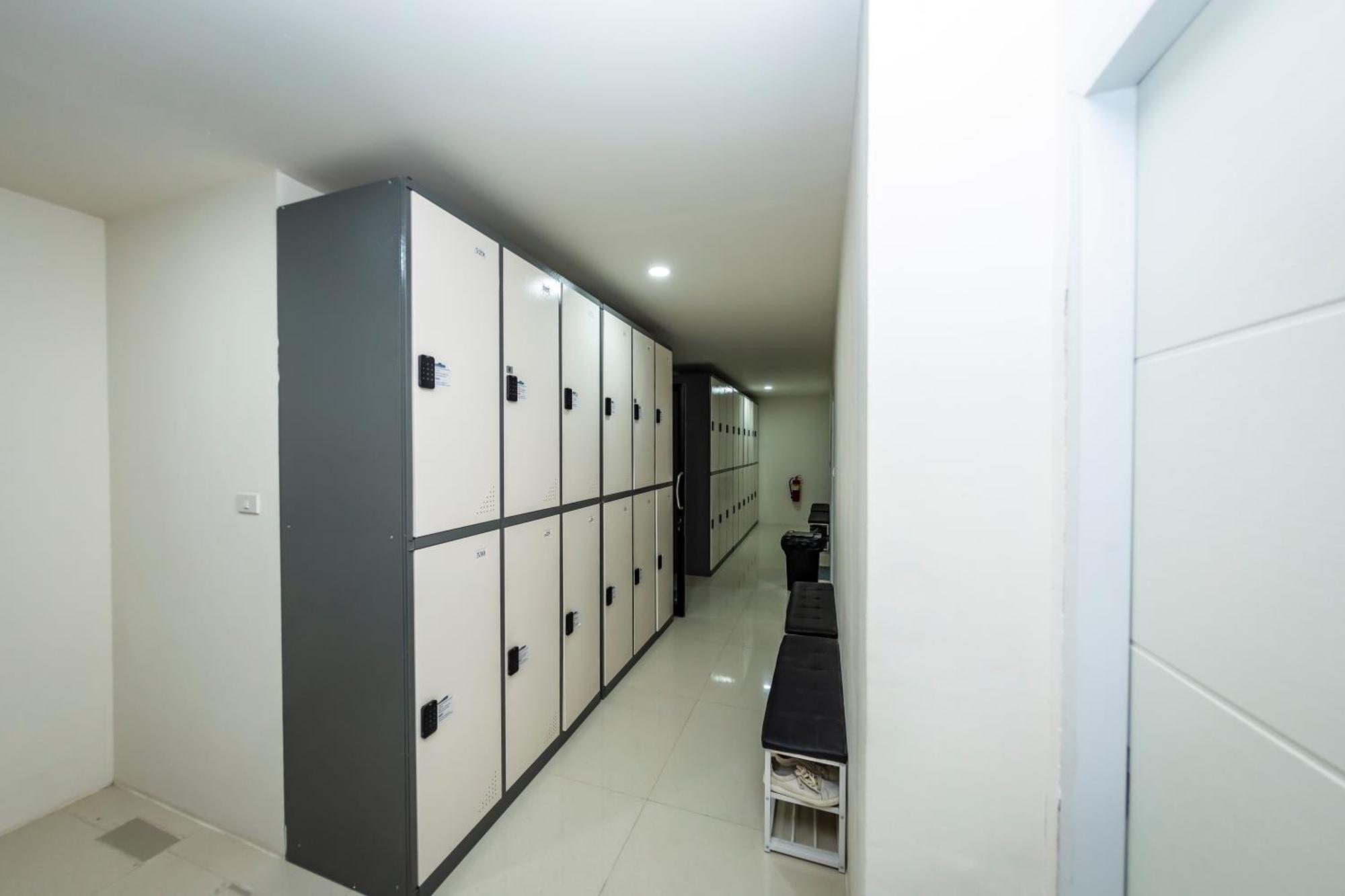 Kiwi Capsule Hotel Bangkok Exterior photo