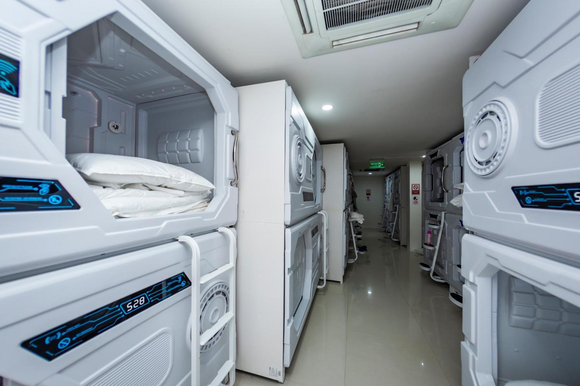 Kiwi Capsule Hotel Bangkok Exterior photo