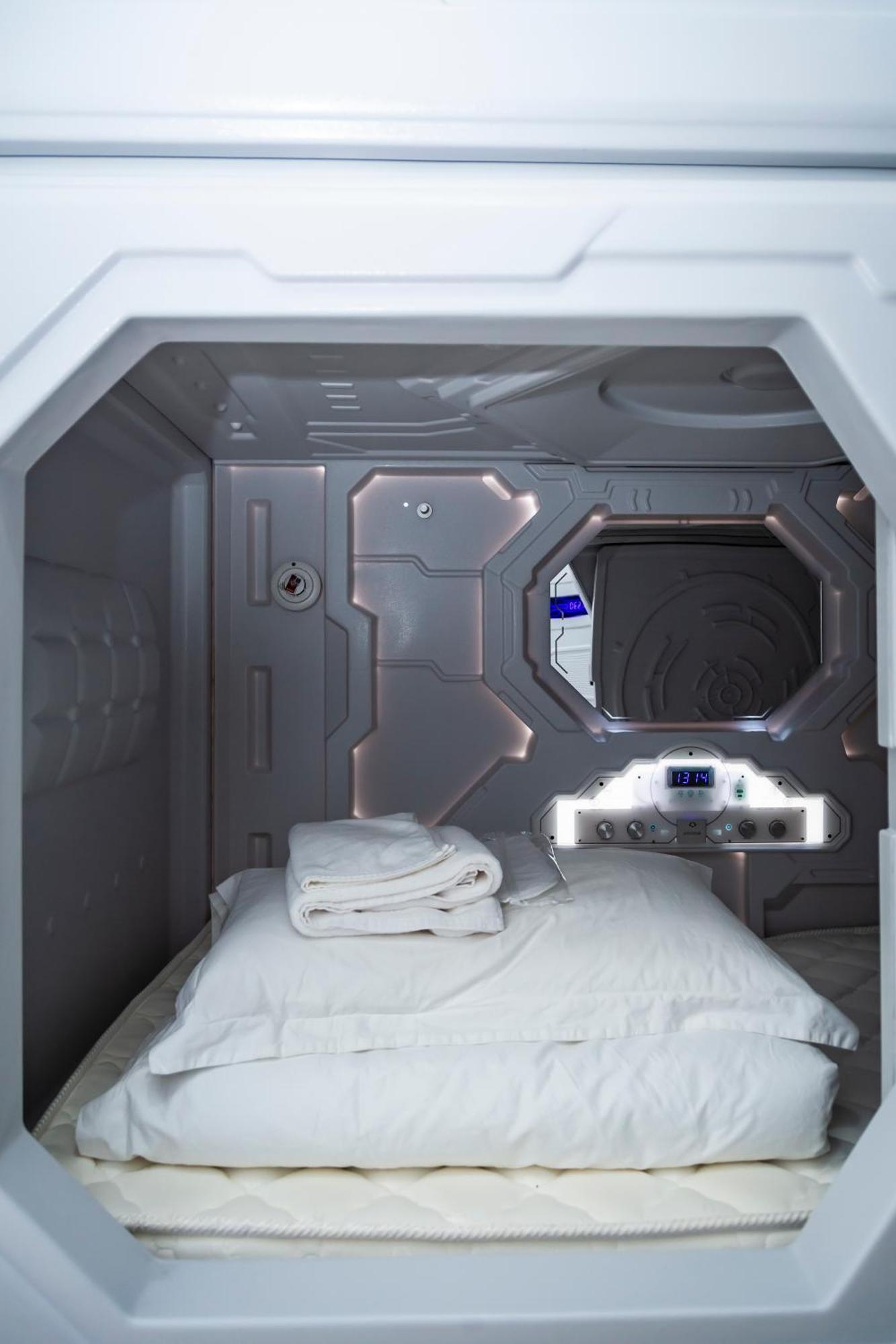 Kiwi Capsule Hotel Bangkok Exterior photo