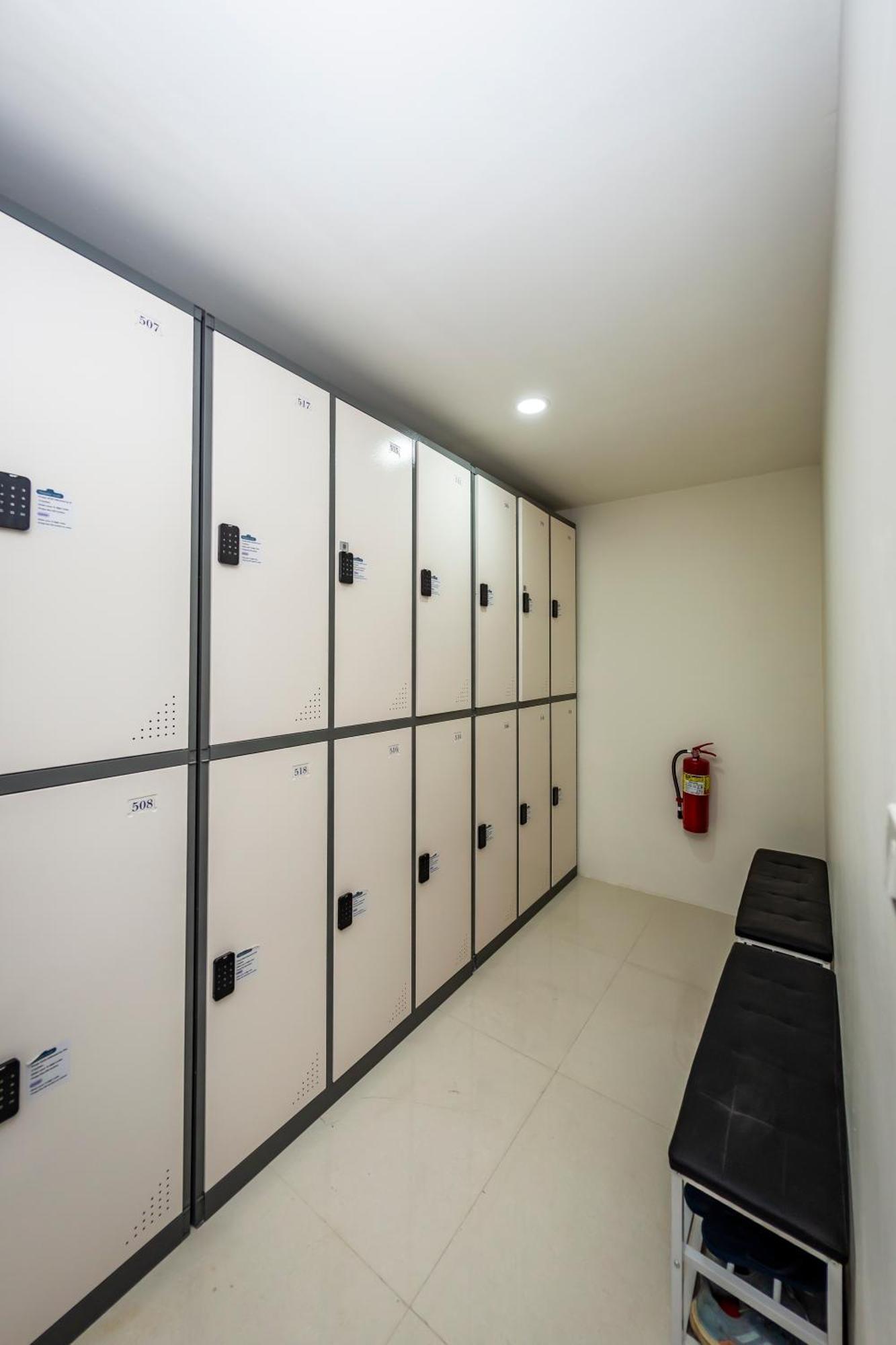 Kiwi Capsule Hotel Bangkok Exterior photo